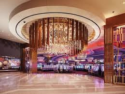 Người chơi trải nghiệm game slot online trên điện thoại tại ssmt